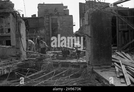 Warszawa, 1947-08. Odbudowa stolicy. NZ. Robotnicy budowlani naprawiaj¹ Strop. Dok³adny dzieñ wydarzenia nieustalony. bk/ak PAP Warschau, 1947. August. Wiederaufbau von Warschau. Bild: Bauarbeiter, die einen Balken fixieren. bk/ak PAP Stockfoto