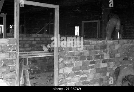 Warszawa, 1947-08. Odbudowa stolicy. NZ. Murarze podczas pracy. Dok³adny dzieñ wydarzenia nieustalony. bk/ak PAP Warschau, 1947. August. Wiederaufbau von Warschau. Im Bild: Maurer bei der Arbeit. bk/ak PAP Stockfoto