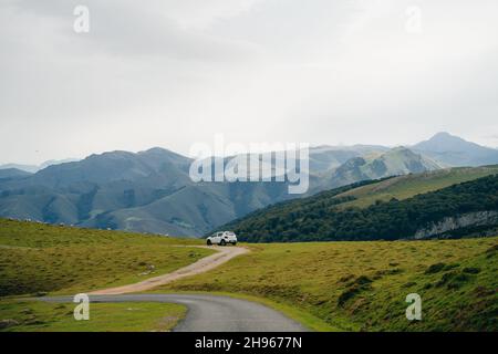 Fahren Sie über die Pyrenäen von St. Jean Pied du Port nach Roncevaux auf dem Camino Frances nach Santiago de Compostela. Hochwertige Fotos Stockfoto