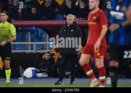 Rom, Italien. 04th Dez 2021. Joseâ&#x80;&#X99; Mourinhotrainer (AS Roma) während der italienischen Fußball-Liga Ein 2021/2022-Match zwischen AS Roma und Inter FC im Olimpic Stadium in Rom am 04. Dezember 2021. Kredit: Unabhängige Fotoagentur/Alamy Live Nachrichten Stockfoto