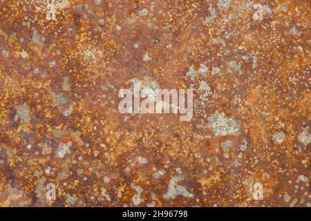 Korrosion. Metallplatte mit verwitterten Farben und Rost. Orangefarbene Metallplatte. Alte oxidierte, farbenfrohe strukturierte Oberfläche. Abstraktes Grunge rostig metallisch Stockfoto