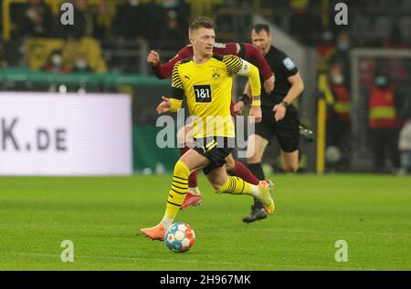 Stadt Dortmund, Deutschland. 04th Dez, 2021. firo: 04.12.2021, Fußball, 1st Bundesliga, Saison 2021/2022, BVB, Borussia Dortmund - FC Bayern Mvºnchen Marco Reus, Single Action Credit: dpa/Alamy Live News Stockfoto