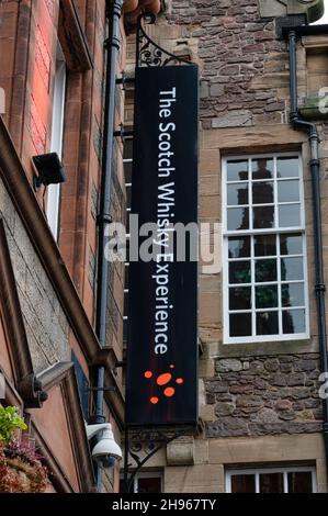 Edinburgh, Schottland - 20. Nov 2021: Das Zeichen für die Scottish Whisky Experience in Edinburgh. Stockfoto