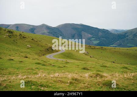 Fahren Sie über die Pyrenäen von St. Jean Pied du Port nach Roncevaux auf dem Camino Frances nach Santiago de Compostela. Hochwertige Fotos Stockfoto