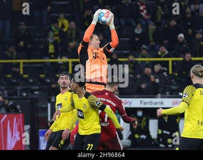 Stadt Dortmund, Deutschland. 04th Dez, 2021. firo: 04.12.2021, Fuvuball, 1st Bundesliga, Saison 2021/2022, BVB, Borussia Dortmund - FC Bayern Mvºnchen Manuel Neuer, Parade Credit: dpa/Alamy Live News Stockfoto