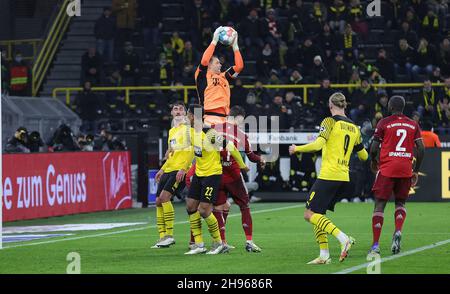 Stadt Dortmund, Deutschland. 04th Dez, 2021. firo: 04.12.2021, Fuvuball, 1st Bundesliga, Saison 2021/2022, BVB, Borussia Dortmund - FC Bayern Mvºnchen Manuel Neuer, Parade Credit: dpa/Alamy Live News Stockfoto