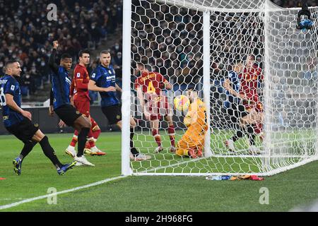 Stadio Olimpico, Rom, Italien. 4th Dez 2021. Serie A Fußball, AS Roma gegen Inter Mailand; Hakan &#xc7;alhanoglu von Inter Mailand erzielt das Tor für 0-1 in der 15th-minütigen Gutschrift: Action Plus Sports/Alamy Live News Stockfoto