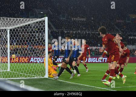 04. Dezember 2021; Olympiastadion, Rom, Italien; Serie-A-Fußball, Roma gegen Inter ; Hakan Calhanoglu von Inter erzielt sein Tor aus einer Kurve für 0-1 in 15th Minuten Stockfoto