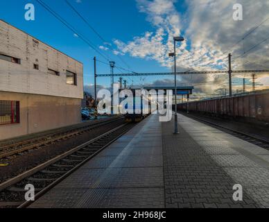 Blauer Elektromotor mit schnellem Schnellzug in Plana Bahnhof am kalten Wintertag in Westböhmen Stockfoto