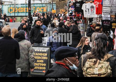 London, Großbritannien. 4th Dez 2021. Die Camden High Street und der Camden Market sind voll mit Besuchern und Einkäufern, die sich in Geschäfte, Restaurants im Innen- und Außenbereich und entlang der Stände drängen, mit wenig sichtbaren Abschwächungen, um soziale Distanzierungen bisher zu praktizieren und Innenmasken zu tragen, die anscheinend nicht streng verfestert sind. Kredit: Imageplotter/Alamy Live Nachrichten Stockfoto