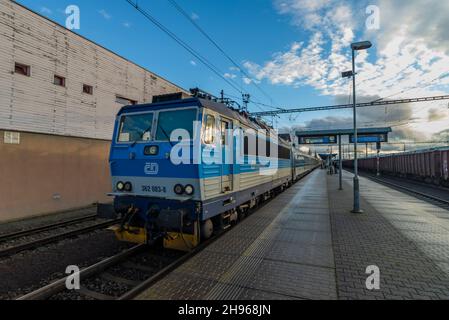 Blauer Elektromotor mit schnellem Schnellzug in Plana Bahnhof am kalten Wintertag in Westböhmen Stockfoto