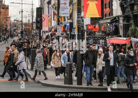 London, Großbritannien. 4th Dez 2021. Die Camden High Street und der Camden Market sind voll mit Besuchern und Einkäufern, die sich in Geschäfte, Restaurants im Innen- und Außenbereich und entlang der Stände drängen, mit wenig sichtbaren Abschwächungen, um soziale Distanzierungen bisher zu praktizieren und Innenmasken zu tragen, die anscheinend nicht streng verfestert sind. Kredit: Imageplotter/Alamy Live Nachrichten Stockfoto