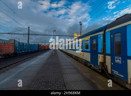 Blauer Elektromotor mit schnellem Schnellzug in Plana Bahnhof am kalten Wintertag in Westböhmen Stockfoto