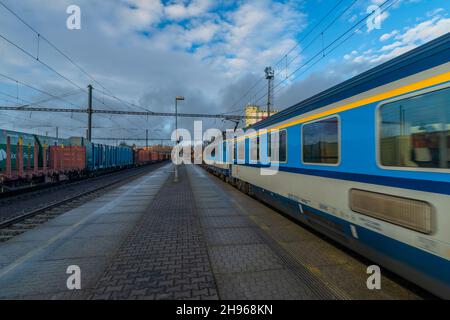 Blauer Elektromotor mit schnellem Schnellzug in Plana Bahnhof am kalten Wintertag in Westböhmen Stockfoto