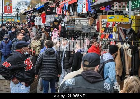 London, Großbritannien. 4th Dez 2021. Die Camden High Street und der Camden Market sind voll mit Besuchern und Einkäufern, die sich in Geschäfte, Restaurants im Innen- und Außenbereich und entlang der Stände drängen, mit wenig sichtbaren Abschwächungen, um soziale Distanzierungen bisher zu praktizieren und Innenmasken zu tragen, die anscheinend nicht streng verfestert sind. Kredit: Imageplotter/Alamy Live Nachrichten Stockfoto