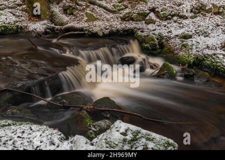 Branka Wasserfall am Fluss Mze in der Nähe von Branka Dorf in Westböhmen am Wintertag Stockfoto