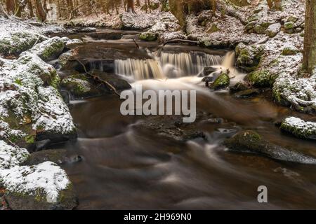 Branka Wasserfall am Fluss Mze in der Nähe von Branka Dorf in Westböhmen am Wintertag Stockfoto