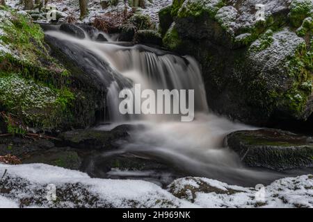 Branka Wasserfall am Fluss Mze in der Nähe von Branka Dorf in Westböhmen am Wintertag Stockfoto