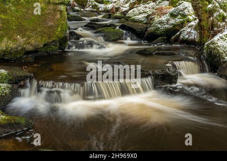 Branka Wasserfall am Fluss Mze in der Nähe von Branka Dorf in Westböhmen am Wintertag Stockfoto