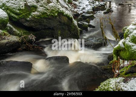 Branka Wasserfall am Fluss Mze in der Nähe von Branka Dorf in Westböhmen am Wintertag Stockfoto