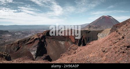 Red Crater auf der Spitze des Vulkans Tongariro Crossing Tongariro National Park - Neuseeland Stockfoto