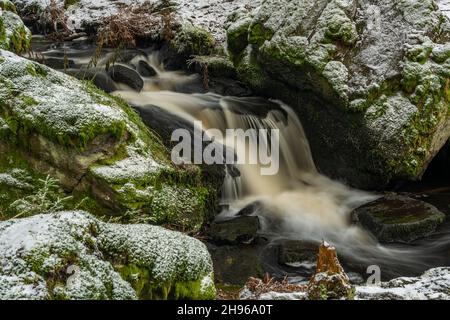 Branka Wasserfall am Fluss Mze in der Nähe von Branka Dorf in Westböhmen am Wintertag Stockfoto