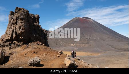 Blick auf den Mount Ngauruhoe und den Roten Krater, Tongariro National Park, Neuseeland Stockfoto