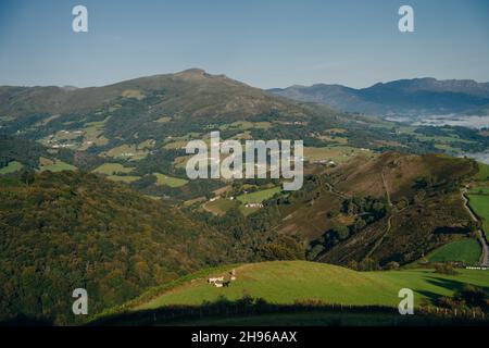 Fahren Sie über die Pyrenäen von St. Jean Pied du Port nach Roncevaux auf dem Camino Frances nach Santiago de Compostela. Hochwertige Fotos Stockfoto