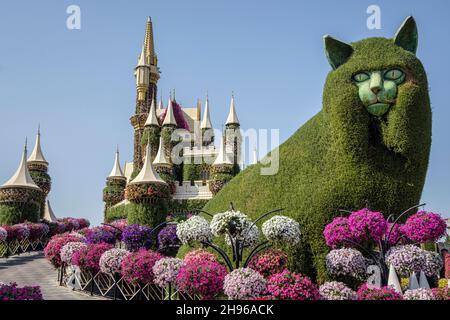 Eine riesige Katze und ein Märchenschloss im Dubai Miracle Garden Stockfoto