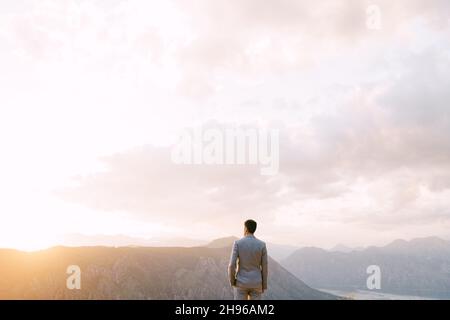 Der Mensch steht auf einem Berg. Rückansicht Stockfoto