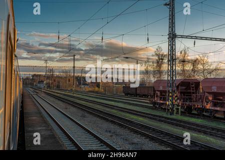 Blauer Elektromotor mit Expres-Zug in Cicenice Station an kalten Tagen in Südböhmen Stockfoto