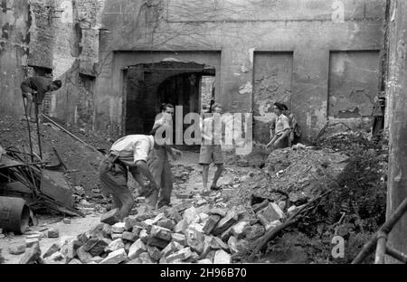 Warszawa, 1947-08-02. Studenci z Francji i Kanady odgruzowuj¹ d. Szpital œw. Rocha przy ul. Krakowskie Przedmieœcie 24. Miejsce to zosta³o przeznaczone na Dom Studenta Uniwersytetu Warszawskiego. wb/gr PAP Warschau, 2. August 1947. Französische und kanadische Studenten räumen im Jahr 24 im Gebäude des St. Rochus Hospitals Krakowskie Przedmiescie Trümmer ab. Auf dem Gelände wird ein Studentenwohnheim der Warschauer Universität untergebracht. wb/gr PAP Stockfoto