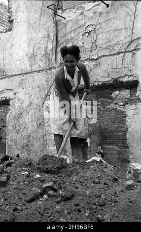 Warszawa, 1947-08-02. Studenci z Francji i Kanady odgruzowuj¹ d. Szpital œw. Rocha przy ul. Krakowskie Przedmieœcie 24. Miejsce to zosta³o przeznaczone na Dom Studenta Uniwersytetu Warszawskiego. NZ. czarnoskóra studentka z Francji. wb/gr PAP Warschau, 2. August 1947. Französische und kanadische Studenten räumen im Jahr 24 im Gebäude des St. Rochus Hospitals Krakowskie Przedmiescie Trümmer ab. Auf dem Gelände wird ein Studentenwohnheim der Universität Warschau untergebracht. Im Bild: Eine schwarze Studentin aus Frankreich. wb/gr PAP Stockfoto