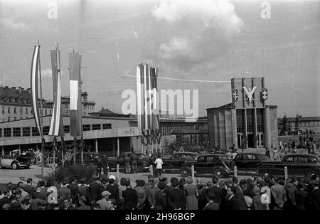 Gdynia, 1947-08-02. Otwarcie gdyñskiej czêœci ekspozycji Miêdzynarodowych Targów Gdañskich. NZ. Przyjazd delegacji rz¹dowej i zaproszonych goœci na plac Koœciuszki, z lewej budynek poczty, z prawej budynek z wejœciem na wystawê. wb/gr PAP Gdynia, 2. August 1947. Die Eröffnung der Gdynia Teil der Danziger Internationalen Messe. Im Bild: Besuch der Regierungsdelegierten und der geladenen Gäste auf dem Kosciuszki-Platz, links Postamt, rechts Eingang zur Ausstellung. wb/gr PAP Stockfoto