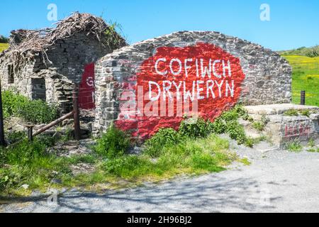 Das Cofiwch Dryweryn Wandbild, politisch, grafitti, auf der A487 nahe Llanrhystud, Süden, Aberystwyth wurde wiederholt verwüstet.das Protestbild wurde 1965 gemalt, nachdem das Dorf Capel Celyn bei Bala in Gwynedd überflutet wurde, um ein Reservoir für die Wasserversorgung von Liverpool zu schaffen.Cofiwch Dryweryn (Englisch: 'Denk an Tryweryn') oder Y Wal Cofiwch Dryweryn ist ein Graffitti, Graffitti, Graffiti, Stein, Wand, Near, Llanrhystud, Ceredigion, Wales. Cofiwch Dryweryn,West,Mid,Wales,walisisch,Unabhängigkeit,walisische Unabhängigkeit,Nation,national,Nationalismus,Nationalist,Stolz,Leidenschaft,Patriotismus,Großbritannien, Stockfoto