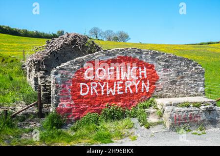 Das Cofiwch Dryweryn Wandbild, politisch, grafitti, auf der A487 nahe Llanrhystud, Süden, Aberystwyth wurde wiederholt verwüstet.das Protestbild wurde 1965 gemalt, nachdem das Dorf Capel Celyn bei Bala in Gwynedd überflutet wurde, um ein Reservoir für die Wasserversorgung von Liverpool zu schaffen.Cofiwch Dryweryn (Englisch: 'Denk an Tryweryn') oder Y Wal Cofiwch Dryweryn ist ein Graffitti, Graffitti, Graffiti, Stein, Wand, Near, Llanrhystud, Ceredigion, Wales. Cofiwch Dryweryn,West,Mid,Wales,walisisch,Unabhängigkeit,walisische Unabhängigkeit,Nation,national,Nationalismus,Nationalist,Stolz,Leidenschaft,Patriotismus,Großbritannien, Stockfoto