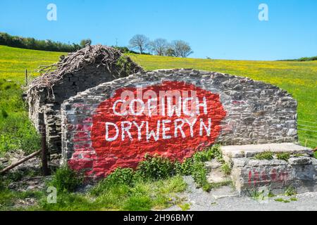 Das Cofiwch Dryweryn Wandbild, politisch, grafitti, auf der A487 nahe Llanrhystud, Süden, Aberystwyth wurde wiederholt verwüstet.das Protestbild wurde 1965 gemalt, nachdem das Dorf Capel Celyn bei Bala in Gwynedd überflutet wurde, um ein Reservoir für die Wasserversorgung von Liverpool zu schaffen.Cofiwch Dryweryn (Englisch: 'Denk an Tryweryn') oder Y Wal Cofiwch Dryweryn ist ein Graffitti, Graffitti, Graffiti, Stein, Wand, Near, Llanrhystud, Ceredigion, Wales. Cofiwch Dryweryn,West,Mid,Wales,walisisch,Unabhängigkeit,walisische Unabhängigkeit,Nation,national,Nationalismus,Nationalist,Stolz,Leidenschaft,Patriotismus,Großbritannien, Stockfoto