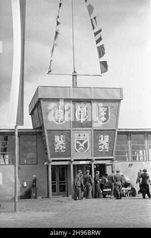 Gdynia, 1947-08-02. Otwarcie gdyñskiej czêœci ekspozycji Miêdzynarodowych Targów Gdañskich. NZ. Pawilon ¿eglarski. wb/gr PAP Gdynia, 2. August 1947. Die Eröffnung der Gdynia Teil der Danziger Internationalen Messe. Bild: Eine Segelausrüstung Anzeige. wb/gr PAP Stockfoto