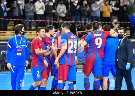 Pilsen, Tschechische Republik. 04th Dez 2021. Futsal Soccer die Spieler des FC Barcelona feiern den Sieg nach dem UEFA Futsal Champions League Elite-Spiel der Gruppe C SK Pilsen gegen den FC Barcelona, das am 4. Dezember 2021 in Pilsen, Tschechien, ausgetragen wurde. Kredit: Miroslav Chaloupka/CTK Foto/Alamy Live Nachrichten Stockfoto