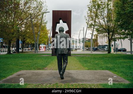 BILBAO, SPANIEN-FEBRUAR, 2021 Statue von Ramon Rubial Cavia. Hochwertige Fotos Stockfoto