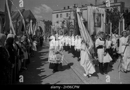 Lublin, 1947-08-03. Konsekracja biskupa Zdzis³awa Goliñskiego. NZ. Procesja do katedry lubelskiej pw. œw. Jana Chrzciciela i œw. Jana Ewangelisty. wb/gr PAP Lublin, Den 3. August 1947. Bischof Zdzislaw Golinski wird in der St. Johannes der Täufer und St. Johannes der Evangelist Kathedrale in Lublin geweiht. Im Bild: Eine Prozession zur Kathedrale. wb/gr PAP Stockfoto