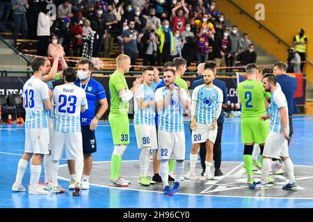 Pilsen, Tschechische Republik. 04th Dez 2021. Futsal Soccer Spieler von SK Plzen begrüßen die Fans nach dem UEFA Futsal Champions League Elite-Spiel der Gruppe C SK Plzen gegen den FC Barcelona, das am 4. Dezember 2021 in Pilsen, Tschechien, gespielt wurde. Kredit: Miroslav Chaloupka/CTK Foto/Alamy Live Nachrichten Stockfoto