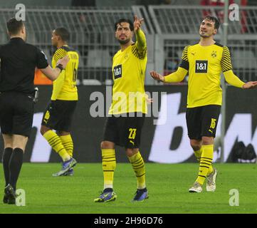 Stadt Dortmund, Deutschland. 04th Dez, 2021. firo: 04.12.2021, Fußball, 1st Bundesliga, Saison 2021/2022, BVB, Borussia Dortmund - FC Bayern Mvºnchen Emre Can, ganze Figur, Geste Credit: dpa/Alamy Live News Stockfoto