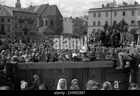 Lublin, 1947-08-03. Konsekracja biskupa Zdzis³awa Goliñskiego. NZ. t³um zgromadzony na placu katedralnym. W Iel koœció³ Bernardynek. wb/gr PAP Lublin, 3. August 1947. Bischof Zdzislaw Golinski wird in der St. Johannes der Täufer und St. Johannes der Evangelist Kathedrale in Lublin geweiht. Im Bild: Menschen versammelten sich auf dem Domplatz. Im Hintergrund die Kirche von Franziskanerinnen. wb/gr PAP Stockfoto