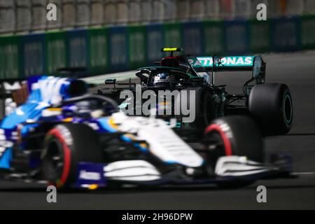 77 BOTTAS Valtteri (FIN), Mercedes AMG F1 GP W12 E Performance, 63 RUSSELL George (gbr), Williams Racing F1 FW43B, Aktion während des Formel 1 stc Saudi Arabian Grand Prix 2021, 21th Lauf der FIA Formel 1 Weltmeisterschaft 3 vom 5. Bis 2021. Dezember, 2021 auf der Rennstrecke von Jeddah Corniche in Jeddah, Saudi-Arabien - Foto: Florent Gooden/DPPI/LiveMedia Stockfoto