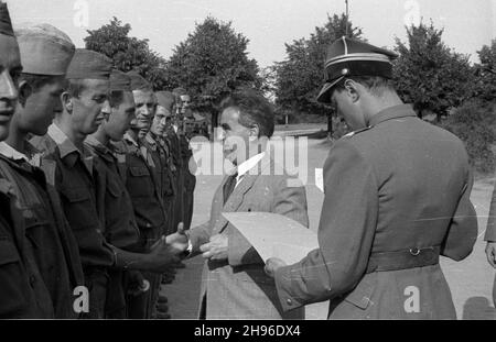 Warszawa, 1947-08-04. Uroczystoœæ po¿egnania Jugos³owiañskiej Brygady pracy w parku Traugutta. NZ. Prezydent Warszawy Stanis³aw To³wiñski dziêkuje cz³onkom brygady. wb/gr PAP Warschau, 4. August 1947. Offizieller Abschied von der jugoslawischen Arbeitsbrigade im Traugutt Park. Im Bild: Der Präsident von Warschau, Stanislaw Tolwinski, dankt den Mitgliedern der Brigade. wb/gr PAP Stockfoto