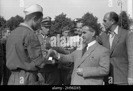 Warszawa, 1947-08-04. Uroczystoœæ po¿egnania Jugos³owiañskiej Brygady pracy w parku Traugutta. NZ. Prezydent Warszawy Stanis³aw To³wiñski (2P) wrêcza odznaczenie cz³onkowi brygady, drugi z lewej mjr Kasprzak. wb/gr PAP Warschau, 4. August 1947. Offizieller Abschied von der jugoslawischen Arbeitsbrigade im Traugutt Park. Im Bild: Der Warschauer Präsident Stanislaw Tolwinski (2nd von rechts) schmückt ein Mitglied der Brigade und Major Kasprzak (2nd von links). wb/gr PAP Stockfoto