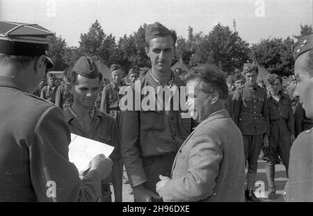 Warszawa, 1947-08-04. Uroczystoœæ po¿egnania Jugos³owiañskiej Brygady pracy w parku Traugutta. NZ. Prezydent Warszawy Stanis³aw To³wiñski dziêkuje cz³onkom brygady. wb/gr PAP Warschau, 4. August 1947. Offizieller Abschied von der jugoslawischen Arbeitsbrigade im Traugutt Park. Im Bild: Der Präsident von Warschau, Stanislaw Tolwinski, dankt den Mitgliedern der Brigade. wb/gr PAP Stockfoto