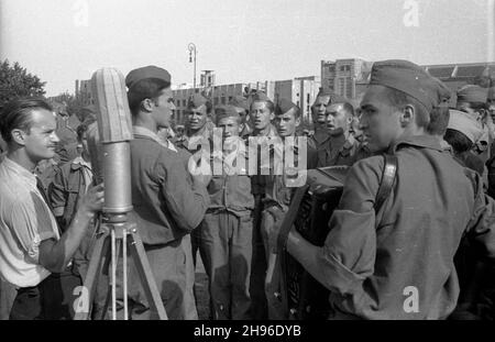 Warszawa, 1947-08-04. Uroczystoœæ po¿egnania Jugos³owiañskiej Brygady pracy w parku Traugutta. NZ. cz³onkowie brygady œpiewaj¹ przy dŸwiêkach akordeonu. wb/gr PAP Warschau, 4. August 1947. Offizieller Abschied von der jugoslawischen Arbeitsbrigade im Traugutt Park. Im Bild: Mitglieder der Brigade singen Unterstützung durch ein Akkordeon. wb/gr PAP Stockfoto