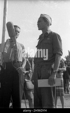 Warszawa, 1947-08-04. Uroczystoœæ po¿egnania Jugos³owiañskiej Brygady pracy w parku Traugutta. NZ. przemówienie przedstawiciela brygady jugos³owiañskiej. wb/gr PAP Warschau, 4. August 1947. Offizieller Abschied von der jugoslawischen Arbeitsbrigade im Traugutt Park. Bild: Ein Vertreter der Brigade spricht. wb/gr PAP Stockfoto